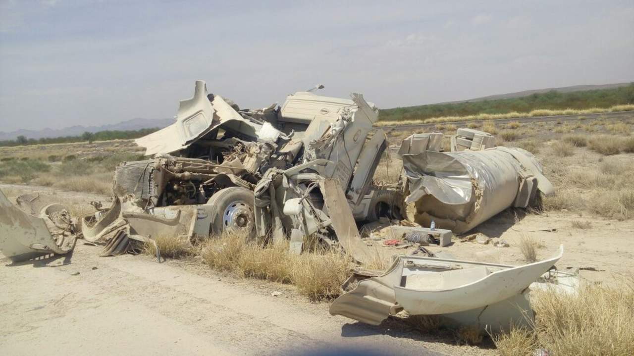 El accidente se registró en la carretera Gómez Palacio-Jiménez. (EL SIGLO DE TORREÓN) 
