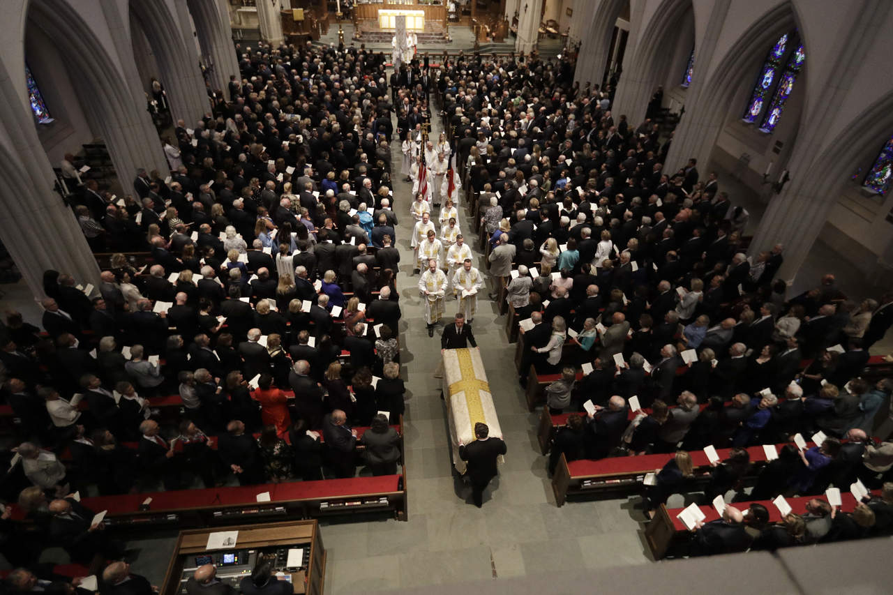 El funeral se lleva a cabo en la iglesia episcopal de St. Martin, donde Barbara y el expresidente estadunidense George H.W. Bush, asistían a los servicios religiosos de manera habitual. (AP)