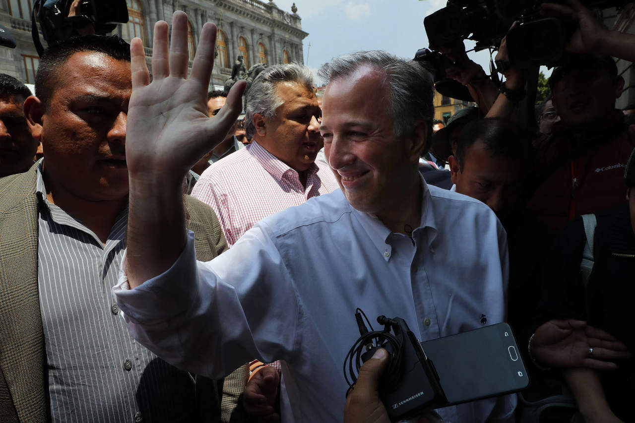 Meade agradeció el respaldo que le dio hoy el gobernador perredista de Michoacán, Silvano Aureoles. (EL UNIVERSAL)