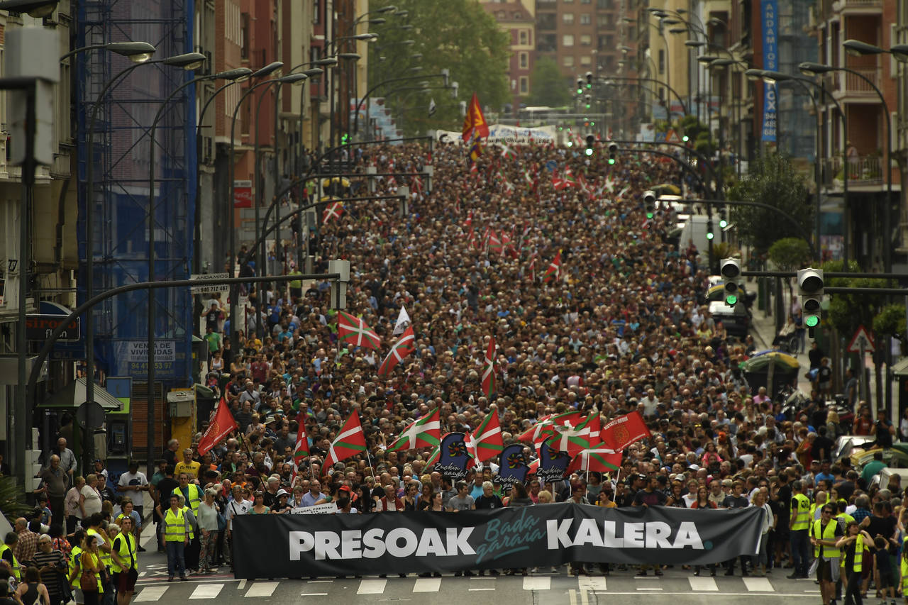 Motivo. Miles de manifestantes exigieron que los miembros de ETA que estén presos sean trasladados a prisiones de la región vasca.