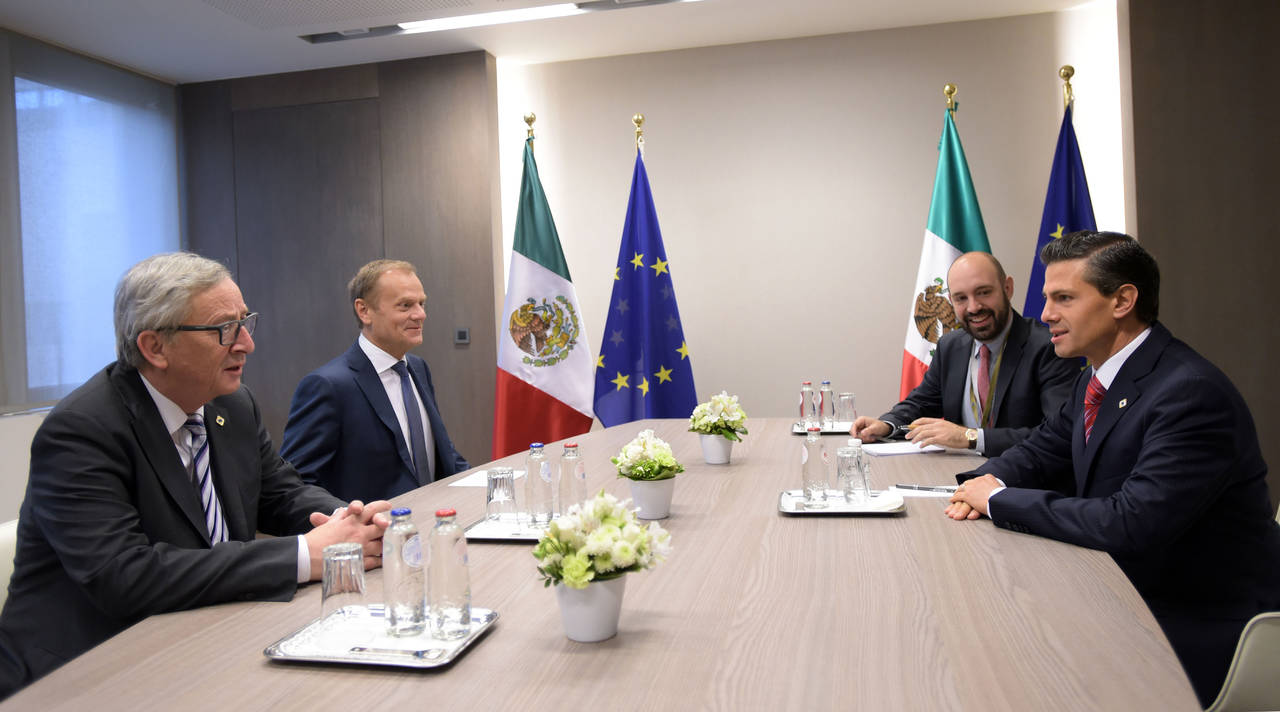 Negociación. El presidente de la Comisión Europea, Jean-Claude Juncker (Izq.) celebró el acuerdo que firmaron  la UE y México, cual permetirá un comercio más abierto.
