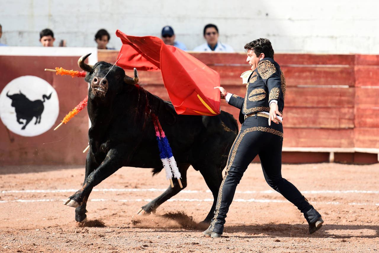 Antonio García 'El Chihuahua' durante su faena de ayer en la plaza de toros de Lerdo. (Foto de Jesús Galindo)