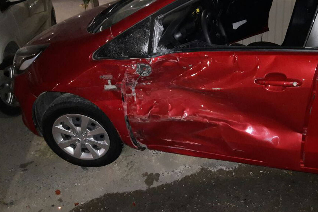 Abandonado. El vehículo protagonizó un accidente en el fraccionamiento Morelos II y fue localizado en Las Rosas. (EL SIGLO DE TORREÓN) 