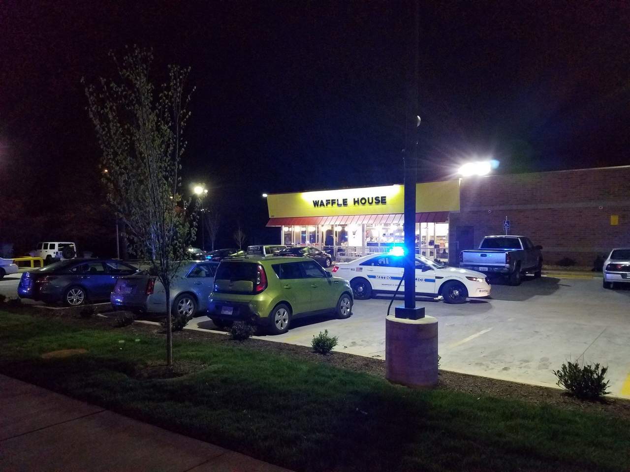 El tirador, que estaba parcialmente desnudo, abrió fuego en un establecimiento de la cadena Waffle House. (EFE) 