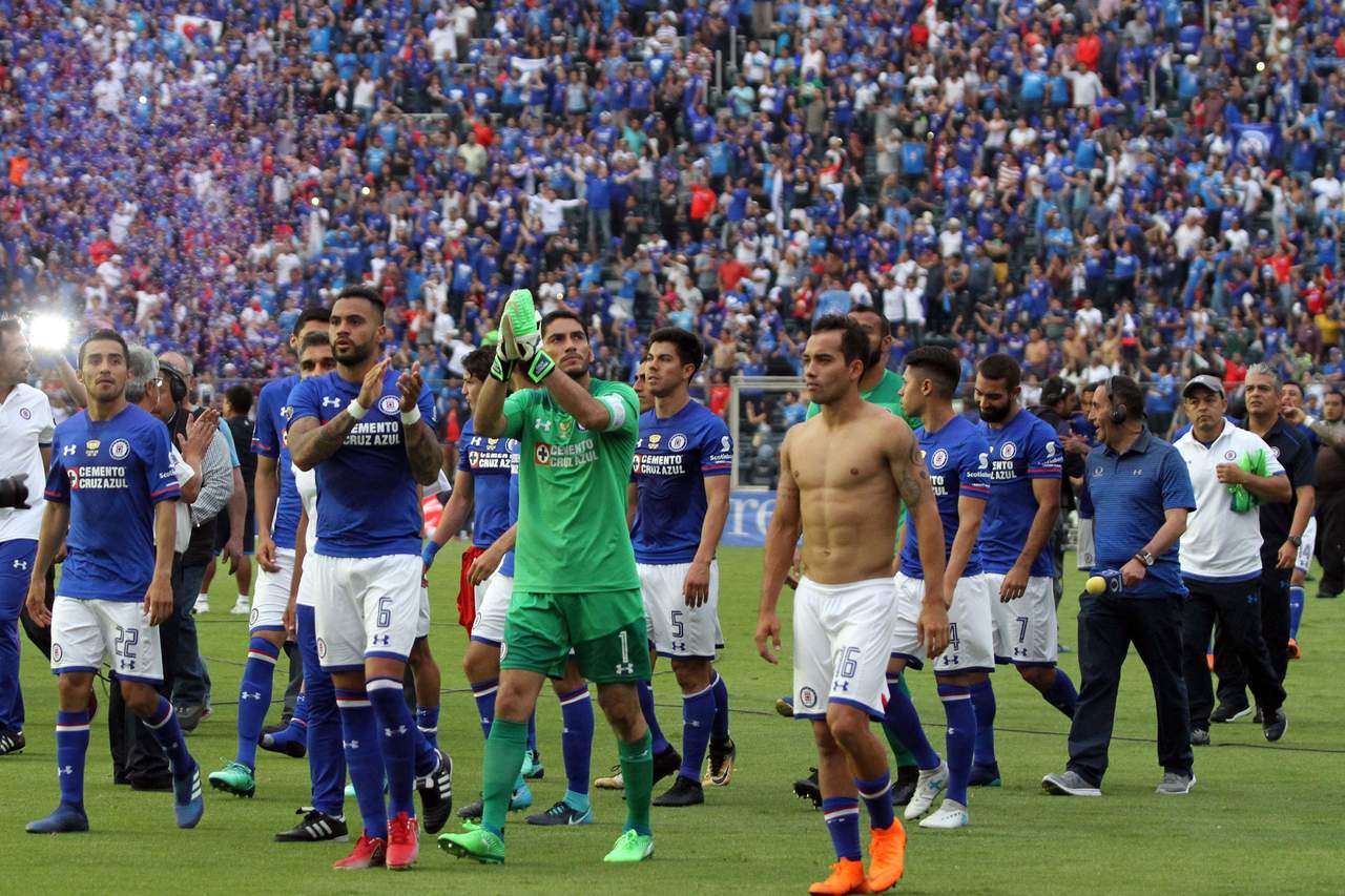 Los futbolistas del Cruz Azul se despiden al final del partido de la que fue su casa desde 1996. (El Universal)