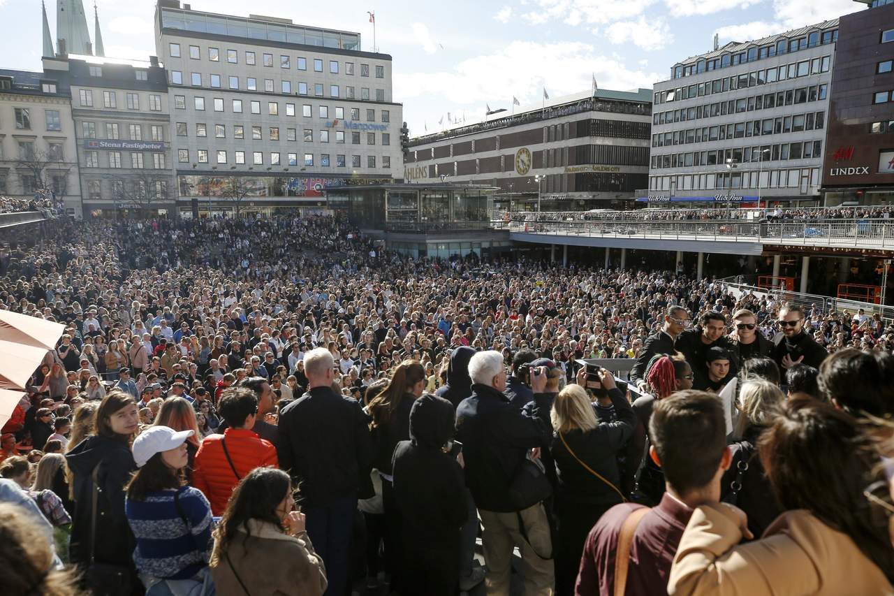 Miles de personas bailaron en Estocolmo como homenaje de despedida a Avicii. (EFE) 
