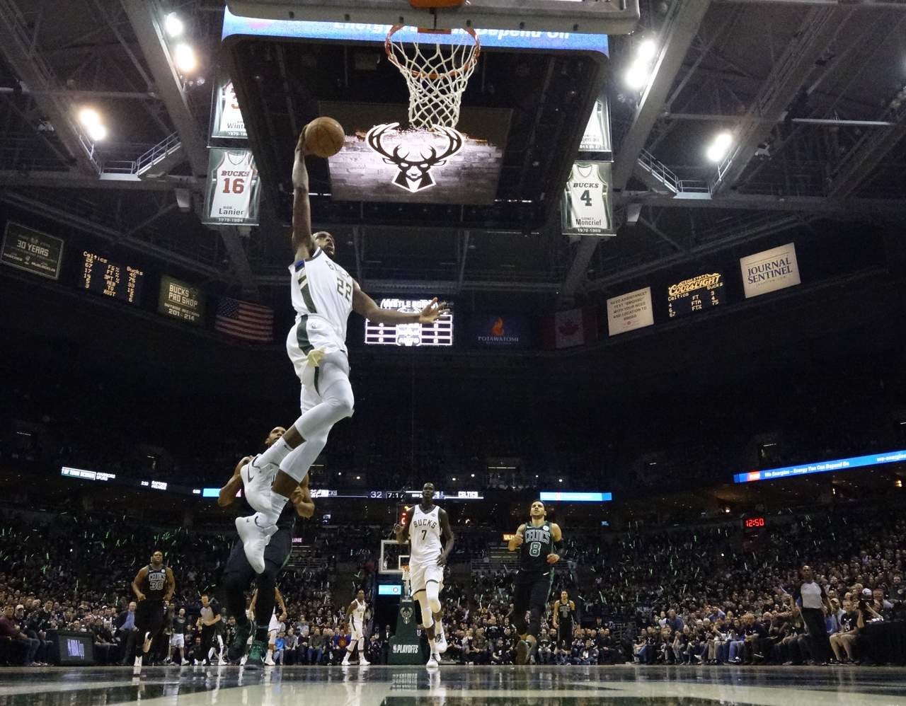 Khris Middleton, de los Bucks de Milwaukee, encesta en la primera mitad del cuarto juego de la serie de playoffs de primera ronda ante los Celtics de Boston. (AP)