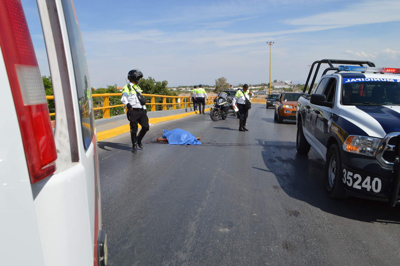 Fue alrededor de las 16:00 horas que se reportó un percance vehicular en lo alto del puente El Campesino, ubicado sobre el Periférico y carretera a San Pedro. (ESPECIAL)