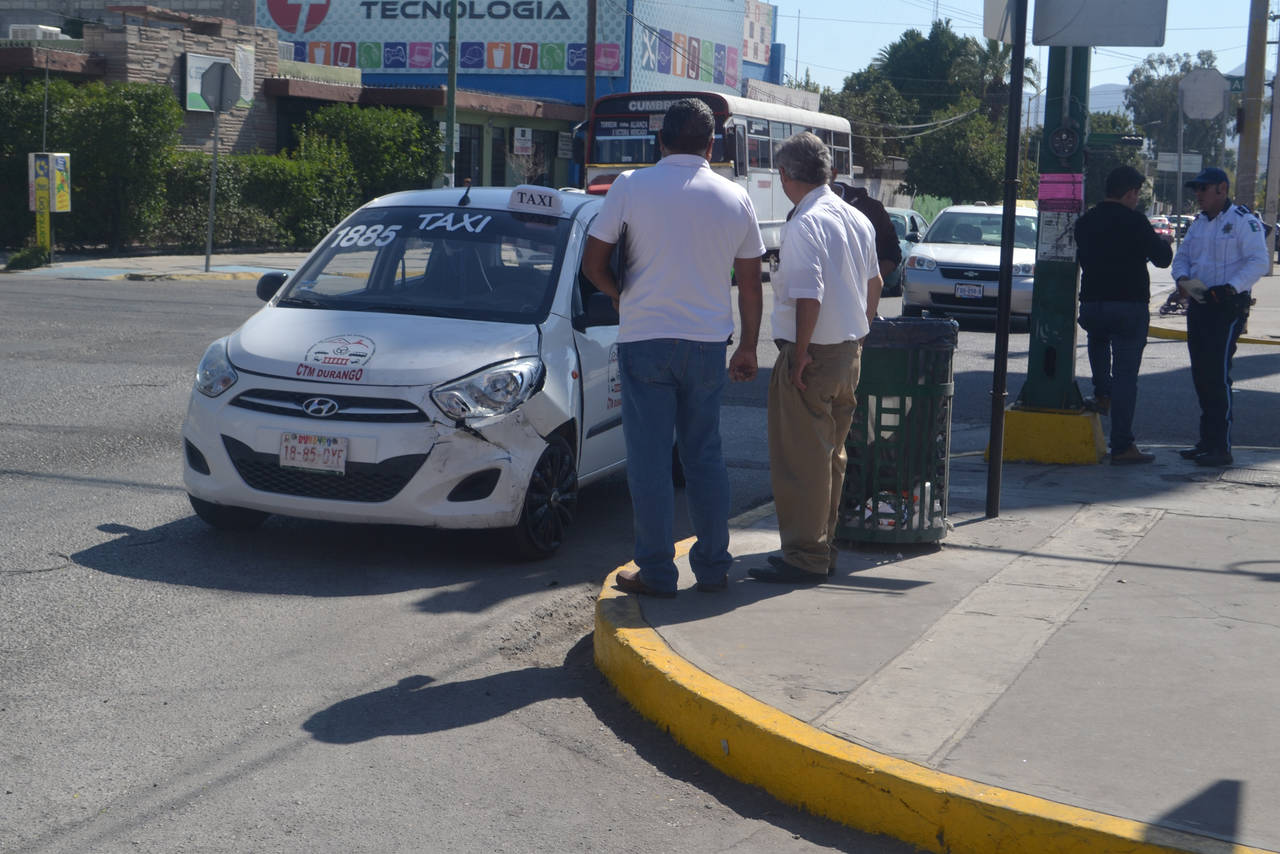 Rezago. Transportistas de Gómez Palacio no están realizando el pago de refrendo vehicular. (ARCHIVO)