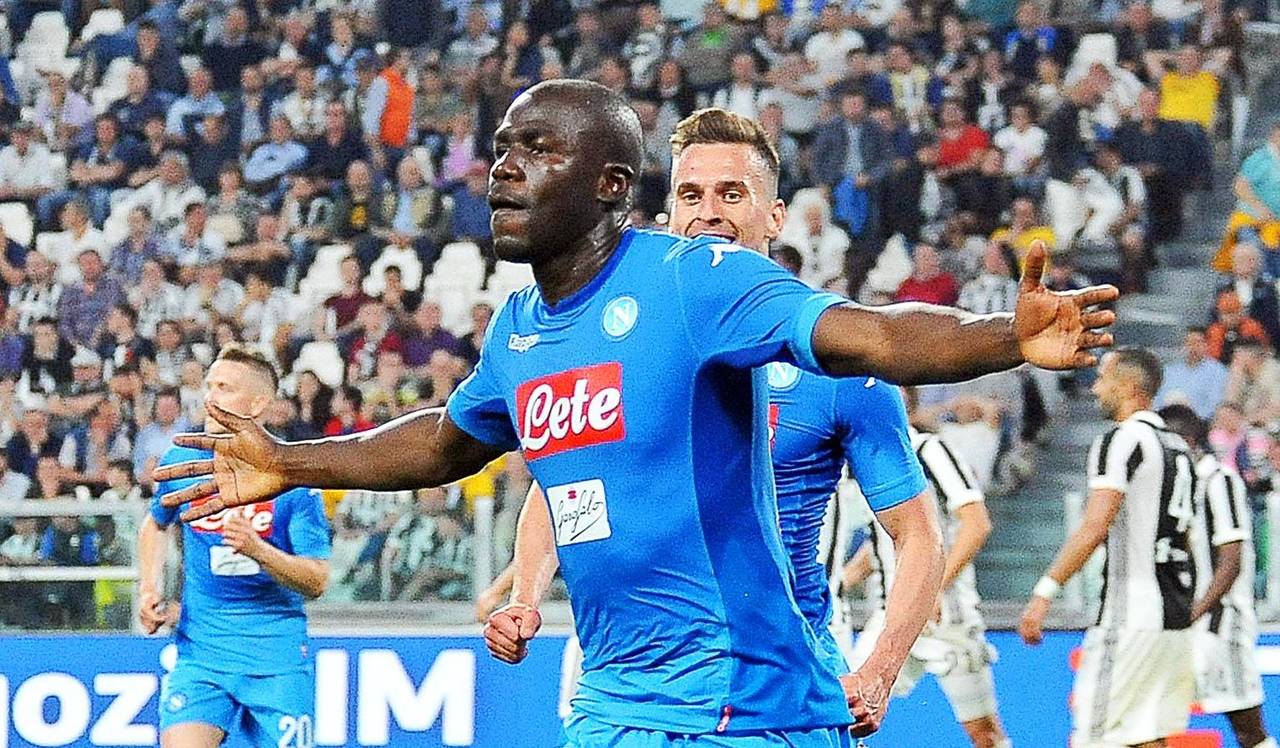 Kalidou Koulibaly, el autor del gol de la victoria para el Napoli ayer, ante Juventus. Napoli pone al rojo vivo la Serie A italiana