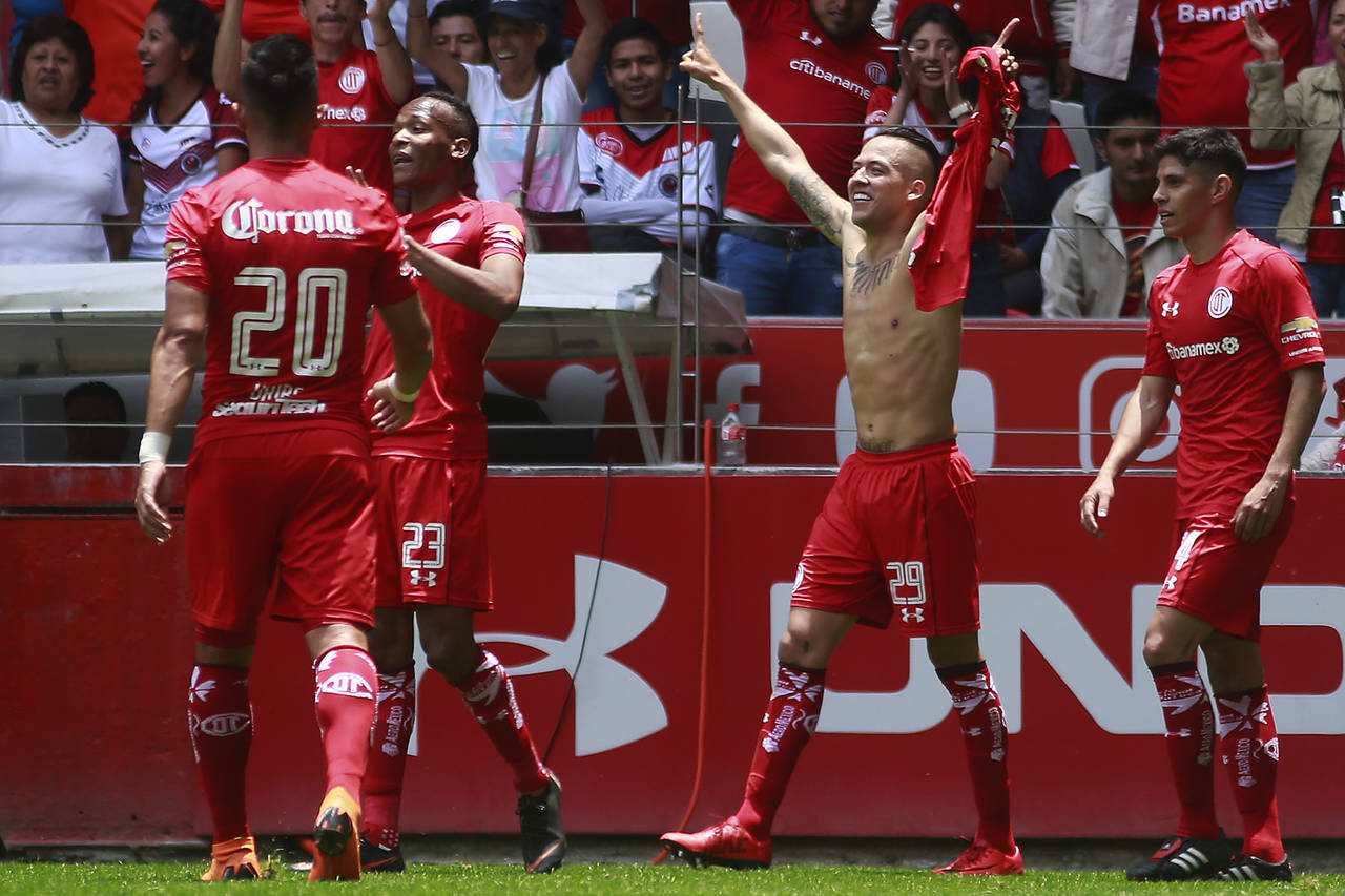 Rodrigo Salinas, del Toluca, festeja después de anotar el tercer gol en el partido de ayer. (Jam Media)