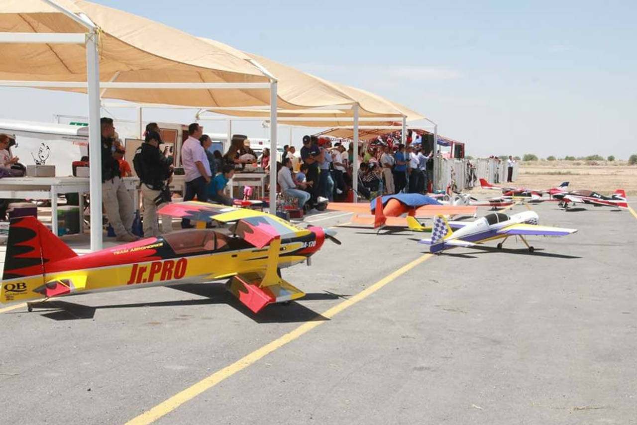 Piruetas. Los pilotos dieron una amplia exhibición con los aviones a escala. (EL SIGLO DE TORREÓN/MARY VÁZQUEZ)