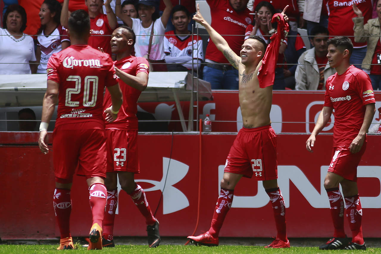 La figura. Rodrigo Salinas metió dos tantos en la victoria del Toluca 3-0 sobre Veracruz. (Jam Media)
