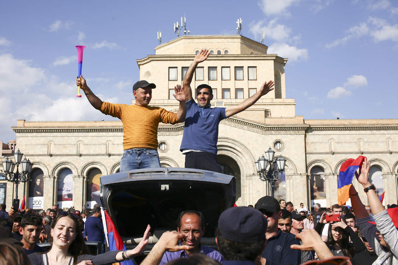 En la capital Ereván, muchas personas salieron a las calles para celebrar. (AP)