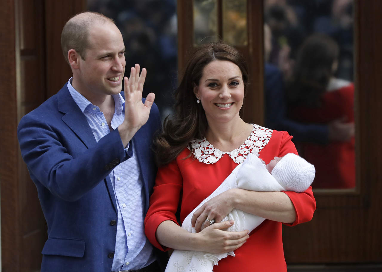 La duquesa de Cambridge, esposa del príncipe Guillermo de Inglaterra, dio hoy a luz a su tercer hijo, un varón, en el hospital St Mary's de Londres, informó el Palacio de Kensington. (EFE)
