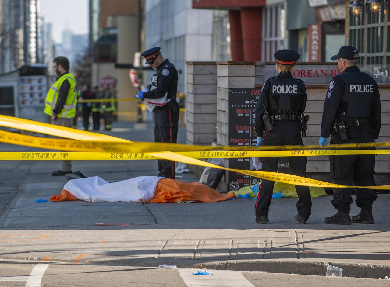 Luto. El alcalde de Toronto, John Tory, expresó sus condolencias a los familiares de las víctimas en este 'cobarde ataque'. (AP y EFE)