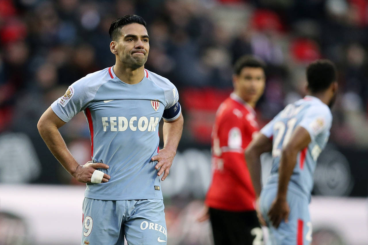 El atacante colombiano Radamel Falcao, del Mónaco, lamenta una jugada durante un partido por la liga francesa ante Rennes. Nueva lesión de Falcao prende las alarmas en Colombia