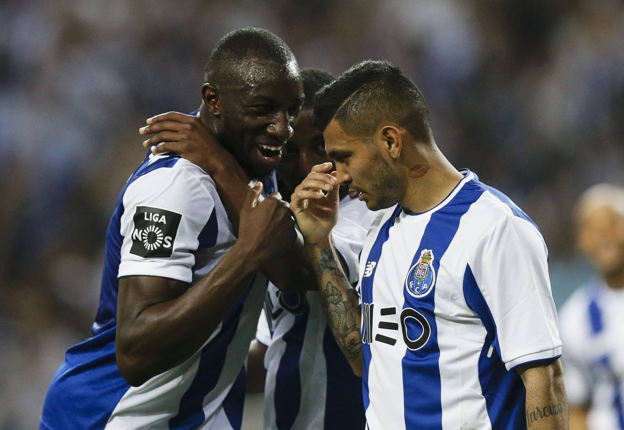 Jesús Corona (d), del Porto, celebra con Moussa Marega (i) un gol contra Vitoria Setubal en el estadio Dragao. (EFE)