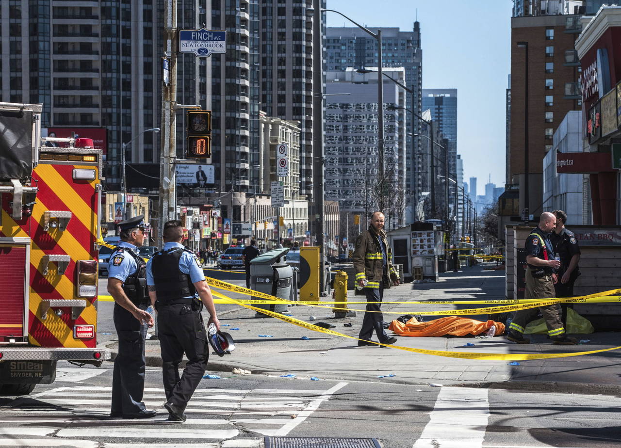 La Policía confirmó que al menos 10 personas resultaron muertas y 16 heridas en Toronto cuando una furgoneta se subió a la acera de una de las principales calles de la ciudad y arrolló a un grupo de peatones. (AGENCIAS)
