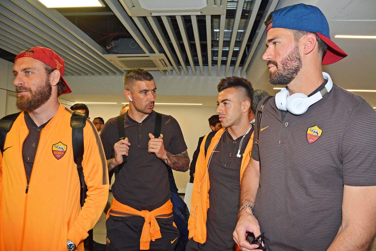 Los jugadores de la AS Roma Daniele de Rossi (i), Alexandar Kolarov (2i), Stephan El Shaarawy (2d) y Alisson, llegan al aeropuerto de Fiumicino. (EFE)