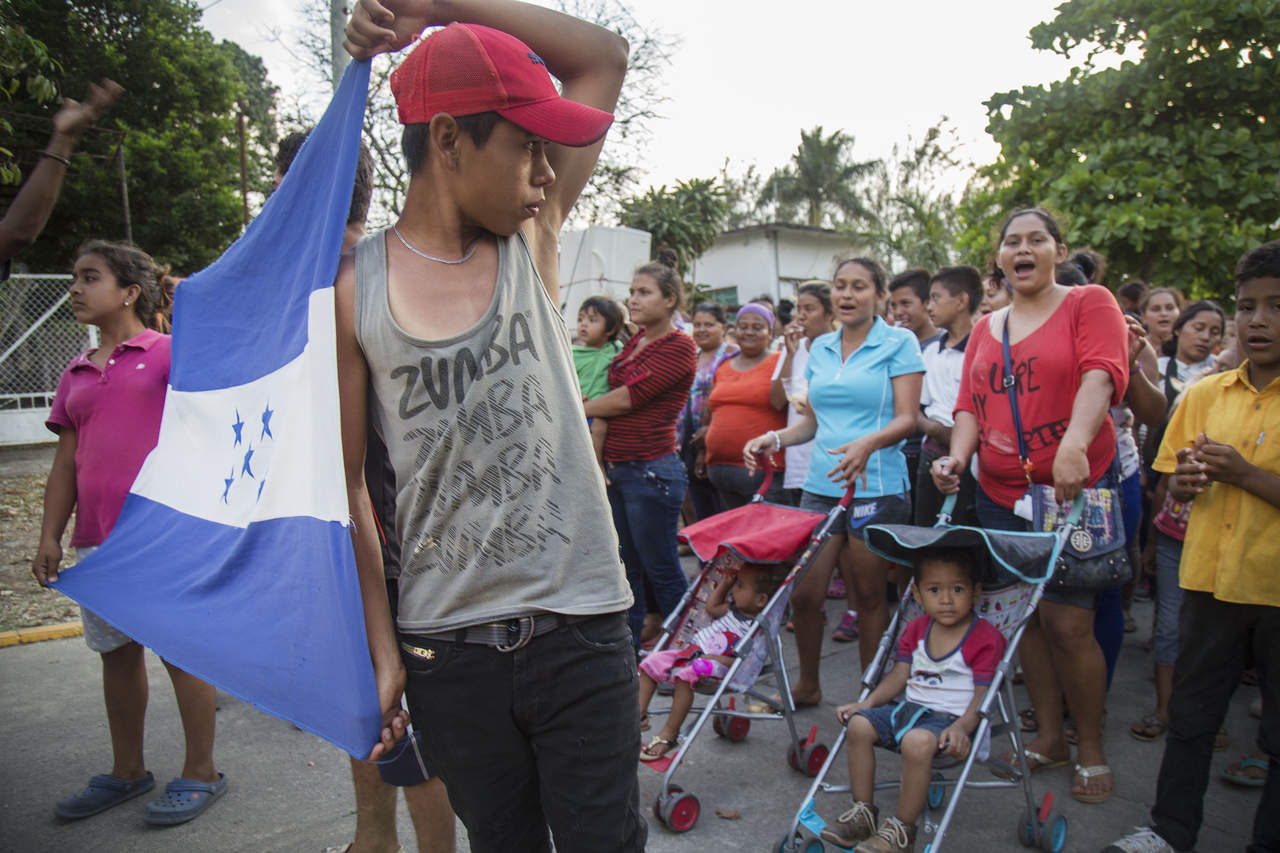 México y Estados Unidos deben 'dejar de demonizar' a los miembros de la caravana migrante y respetar su derecho a solicitar asilo, afirmó hoy Amnistía Internacional. (ARCHIVO)