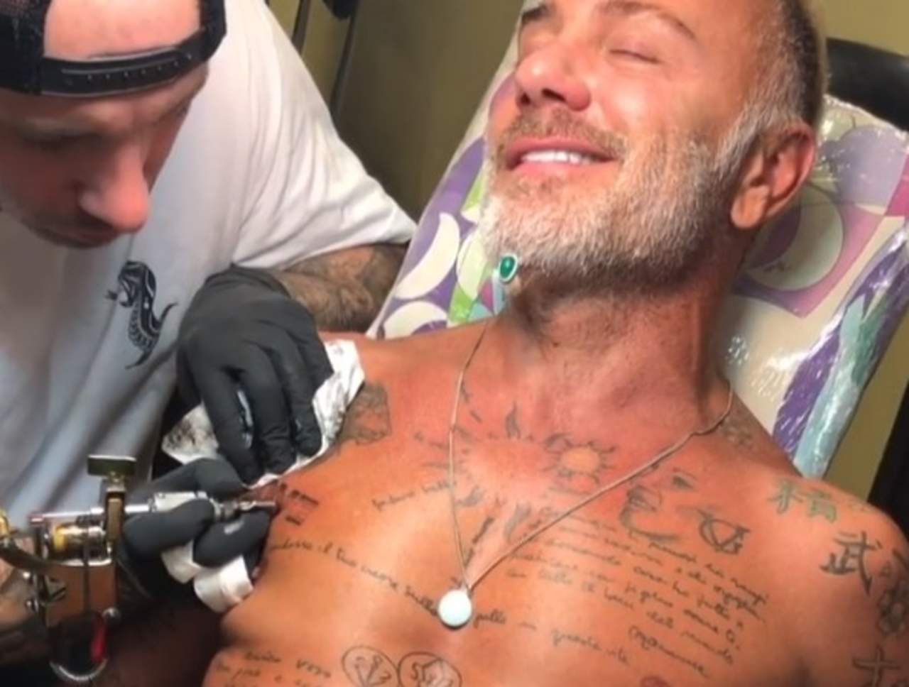 El italiano recurrió a un tatuador para celebrar el éxito que ha tenido Love, sencillo que grabó junto a Sebastián Yatra. (ESPECIAL)