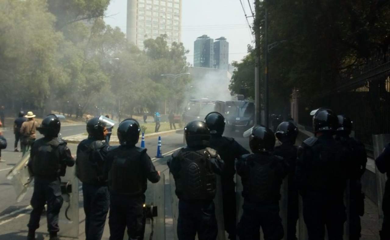a la altura de la calzada Chivatito un grupo de hombres encapuchados lanzaron 'bombas molotov' a policías capitalinos. (TWITTER)