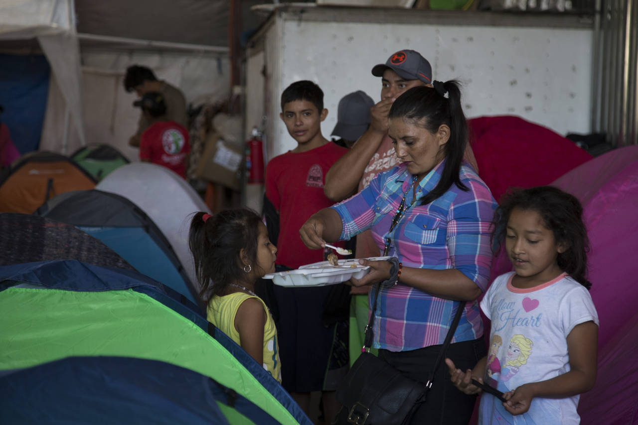 Más cerca. Autoridades municipales brindaron ayuda humanitaria a 120 migrantes centroamericanos que arribaron ayer. (NOTIMEX)