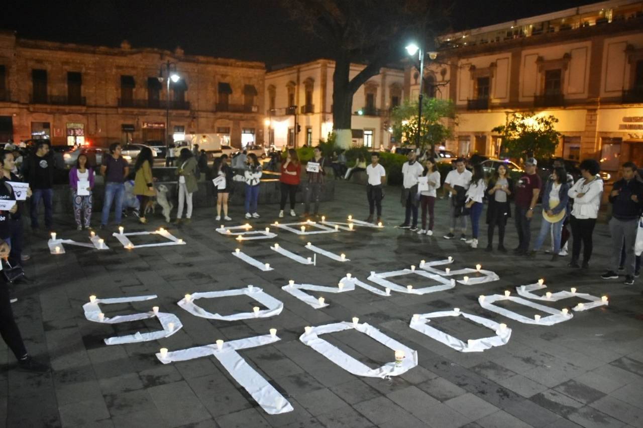 Inconformes. Estudiantes y jóvenes se manifestaron en la plaza principal de Morelia, Michocán. (CORTESÍA / @lavozfrontera)