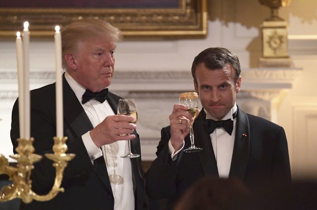 Elegante cena. Donald y Melania Trump honraron en la Casa Blanca a Emmanuel y Briggite Macron. (AP)