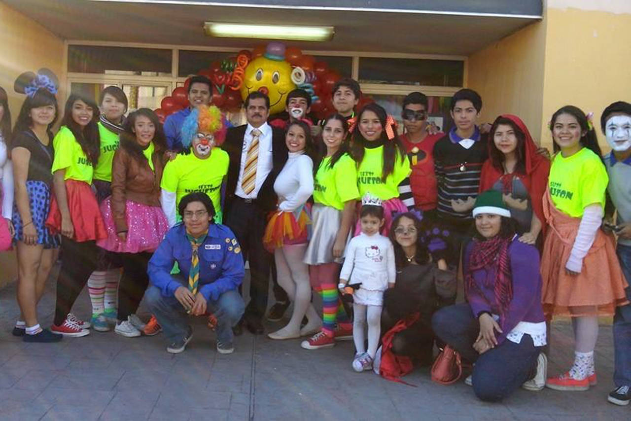 Diversión. Estudiantes de la PVC buscan arrancar las sonrisas de los niños y niñas de Torreón. (EL SIGLO DE TORREÓN)