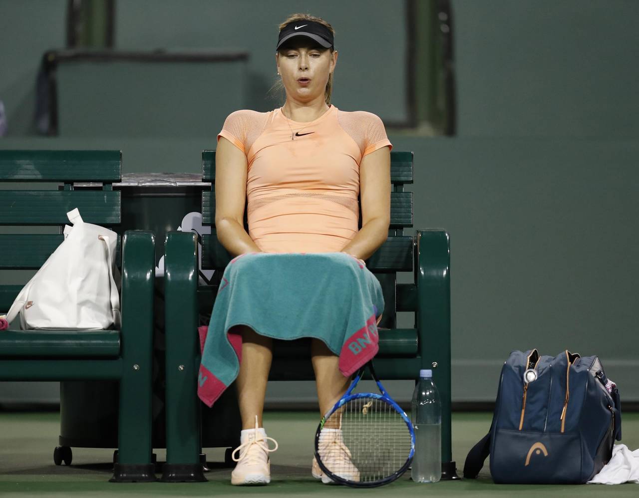 María Sharapova no pudo sostener su ventaja y cayó 6-3, 6-7, 4-6 ante Caroline García en la primera ronda del torneo de Stuttgart. (Archivo)