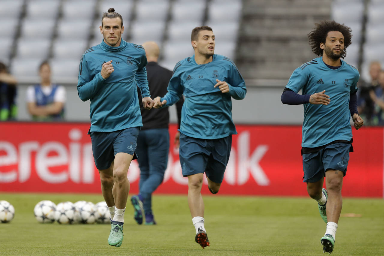 Los jugadores del Real Madrid Gareth Bale (izquierda), Mateo Kovacic y Marcelo entrenan en Munich, Alemania, un día antes de encarar la semifinal de ida de la Champions League. (AP)