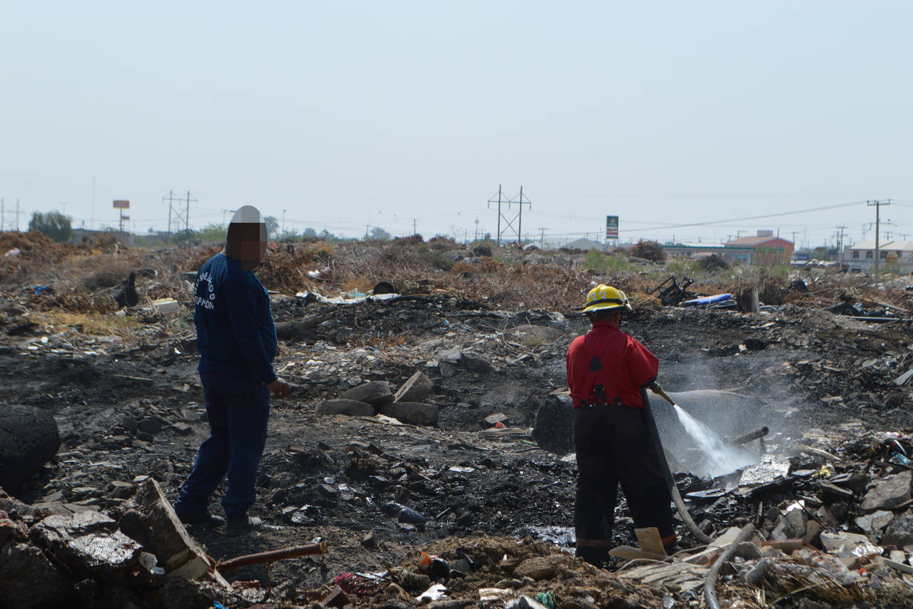 De nueva cuenta. Bomberos lograron evitar que las llamas alcanzaran las viviendas cercanas al basurero de la J. Luz Torres.