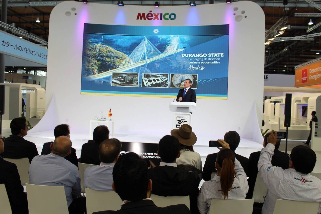 Presente. El gobernador José Rosas Aispuro Torres estuvo en el auditorio del Pabellón México.