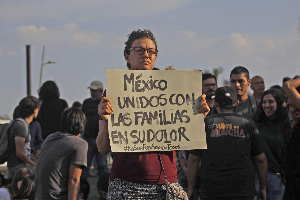 Unidos. El coraje, la desesperación y el dolor unió a cientos de personas que salieron a protestar en Guadalajara, Jalisco. (EL UNIVERSAL)