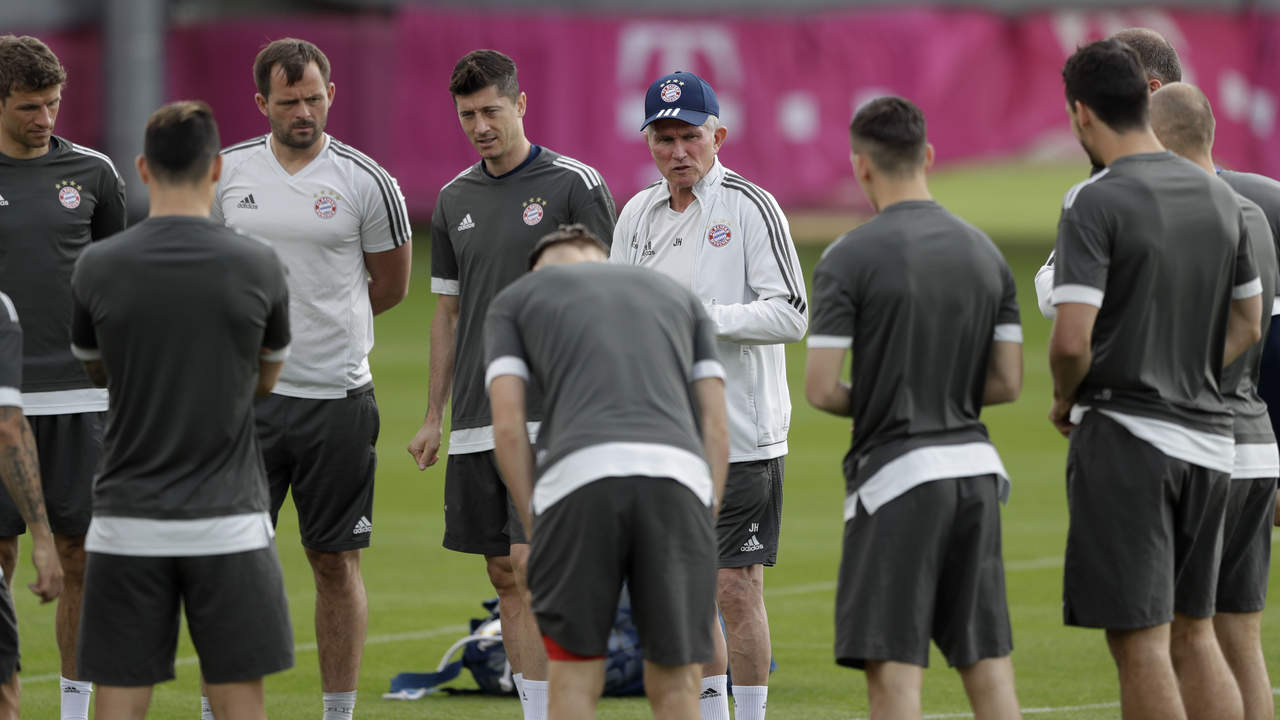 Jupp Heynckes dirige el entrenamiento del Bayern Munich. (AP)