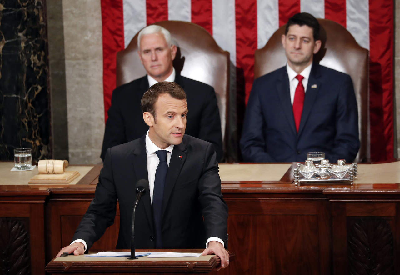 En un discurso ante el Congreso de EU, Macron garantizó que, haga lo que haga Trump, Francia 'no abandonará' el acuerdo firmado en 2015 con Irán y otras potencias. (AP)