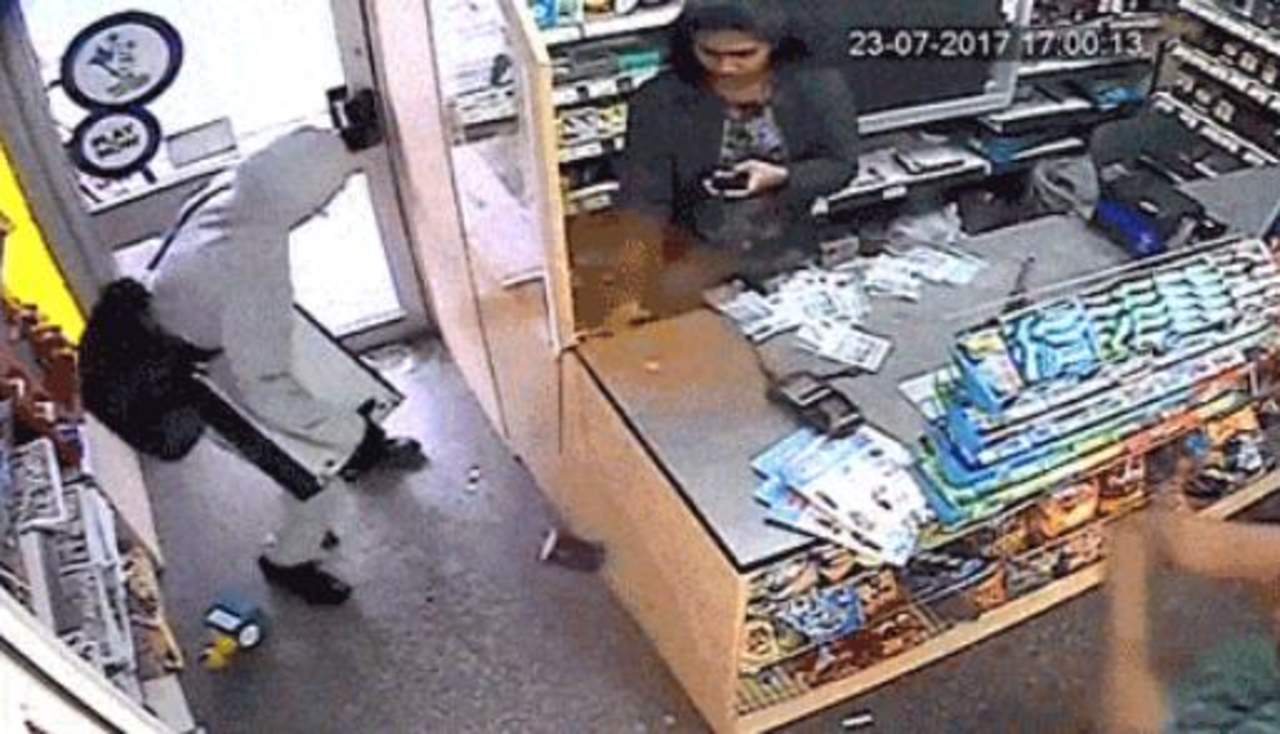 VIDEO: Ladrón es atacado con chile en polvo