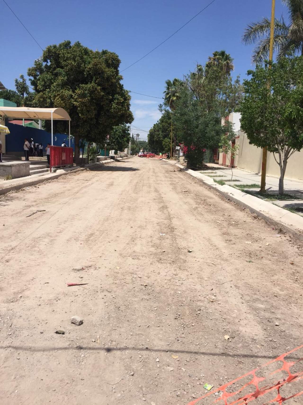Continúan los trabajos de pavimentación y obras complementarias como guarnición de concreto, red de drenaje y red de agua potable, sobre la calle Donato Guerra, entre Hidalgo y Morelos. (EL SIGLO DE TORREÓN)