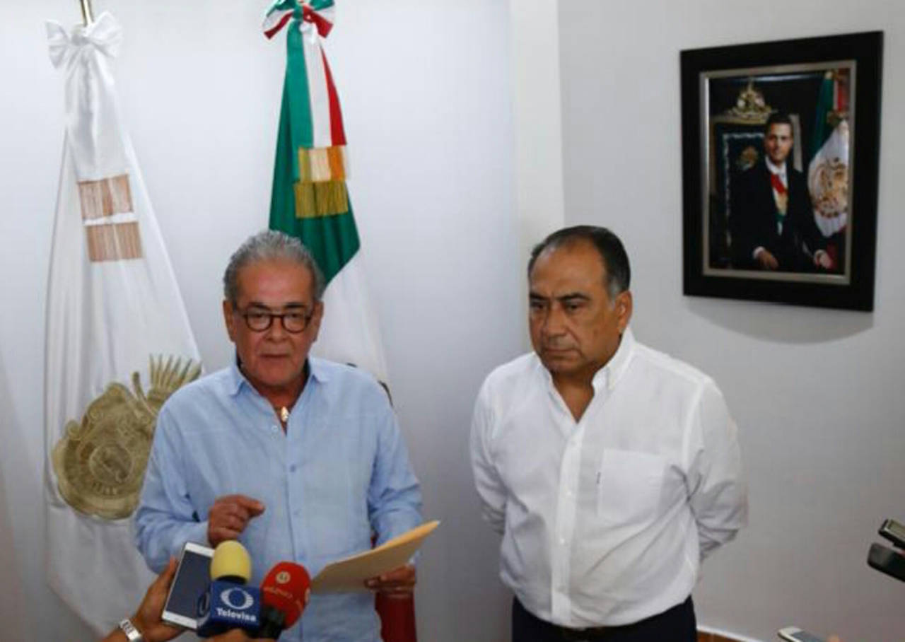 Se va.  Olea Peláez encabezó una conferencia de prensa con el gobernador Astudillo Flores. (EL UNIVERSAL)