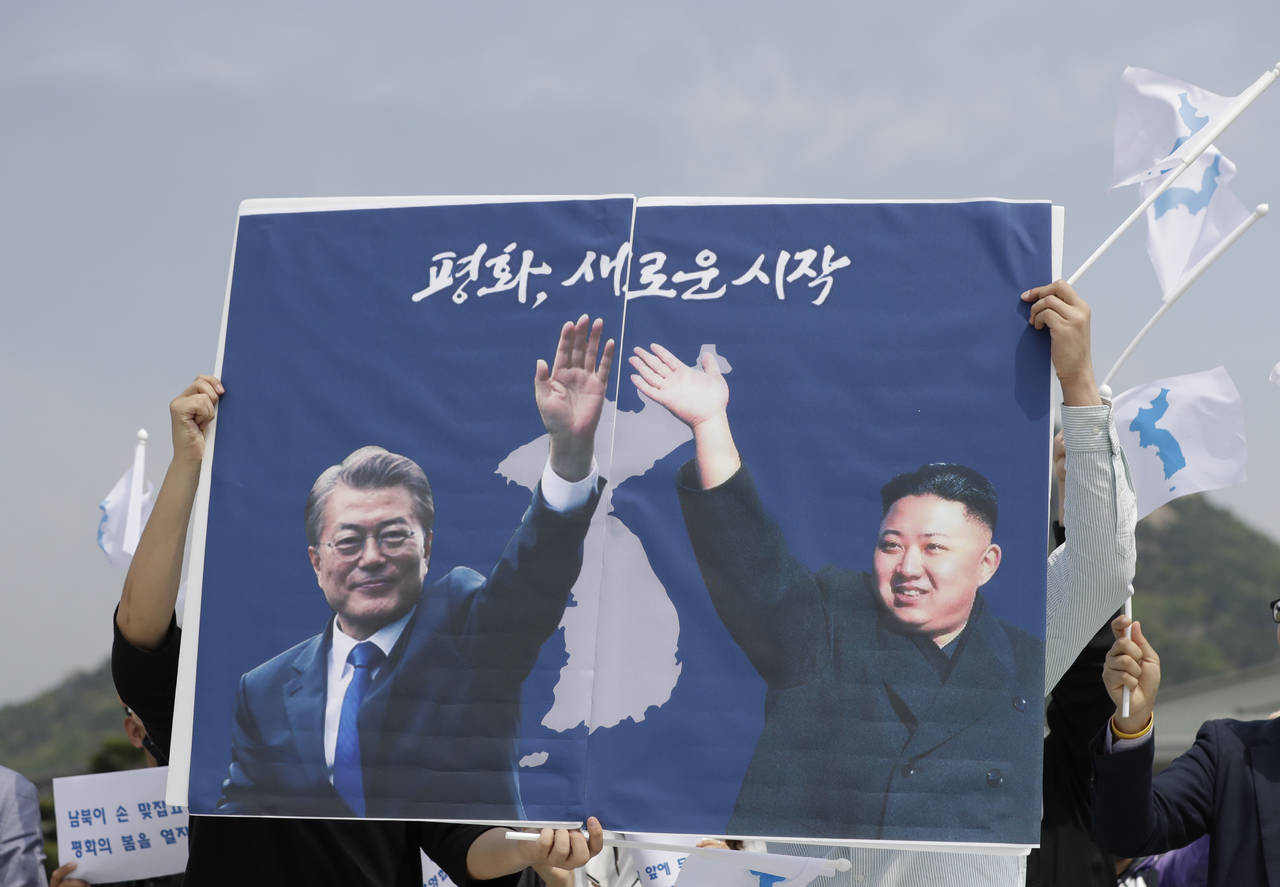Más cerca. La cumbre entre Moon y Kim será la primera entre líderes de las dos Coreas en once años. (AP)