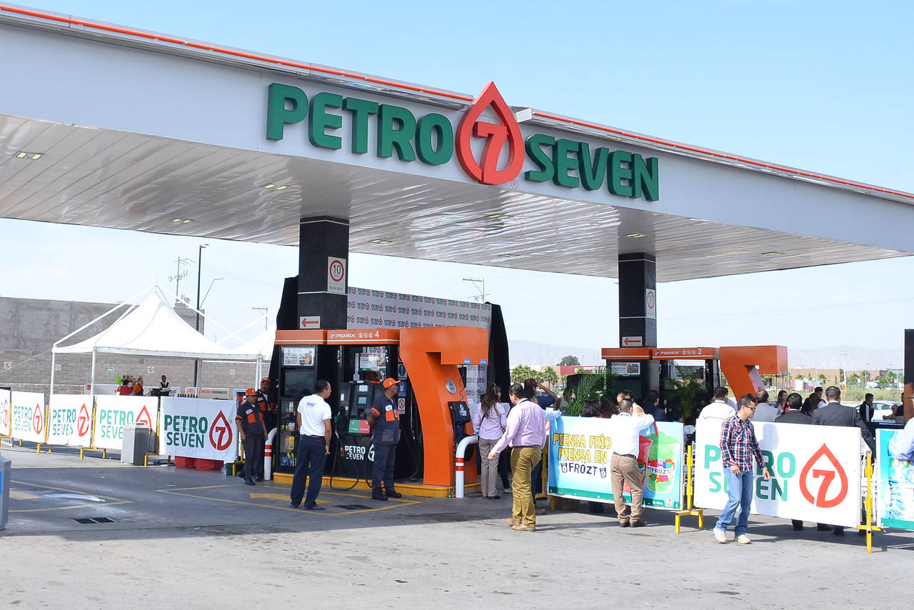 Mayor competencia. La competencia entre gasolineras se incrementó, ahora Petro-7 realiza un cambio completo de imagen. (EL SIGLO DE TORREÓN/FERNANDO COMPEÁN)