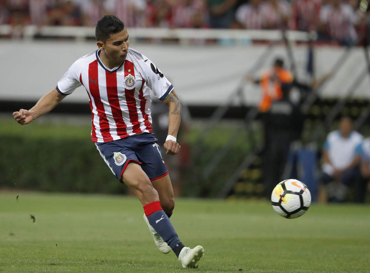 Orbelín Pineda puso al frente a las Chivas al minuto 19 tras un toque de pierna derecha. (AP) 