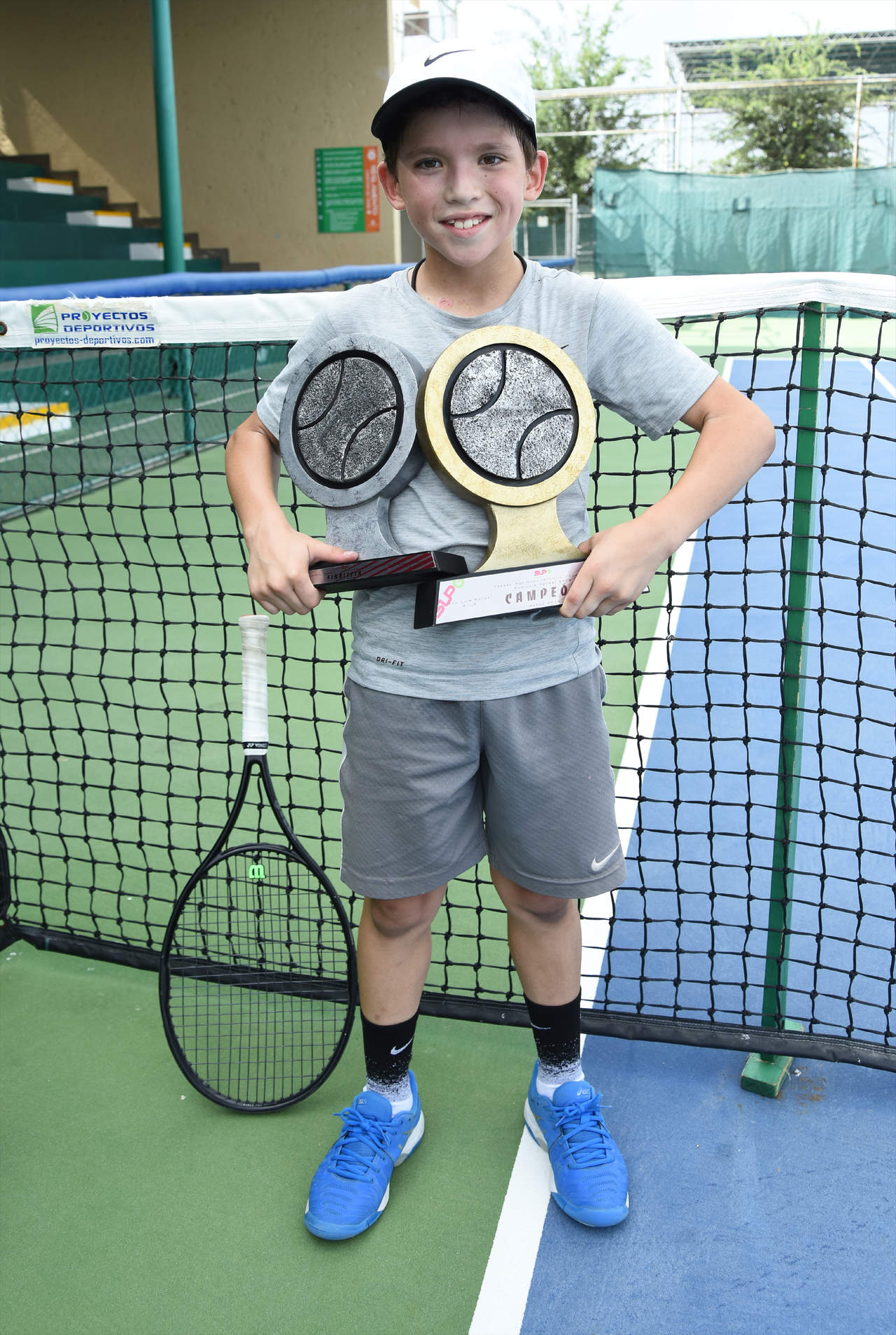 Flores Ávila luce sus trofeos de campeón nacional en singles y subcampeón en dobles, obtenidos en los torneos de la FMT. (Jesús Galindo)