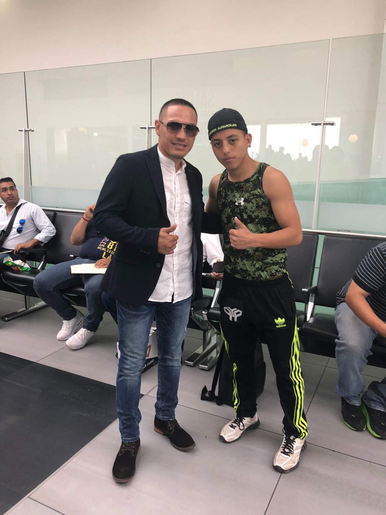 Yonathan “Pesadilla” Padilla (d) y Juan Francisco “Gallo” Estrada en Nicaragua,
donde el coahuilense peleará este sábado. (Especial)