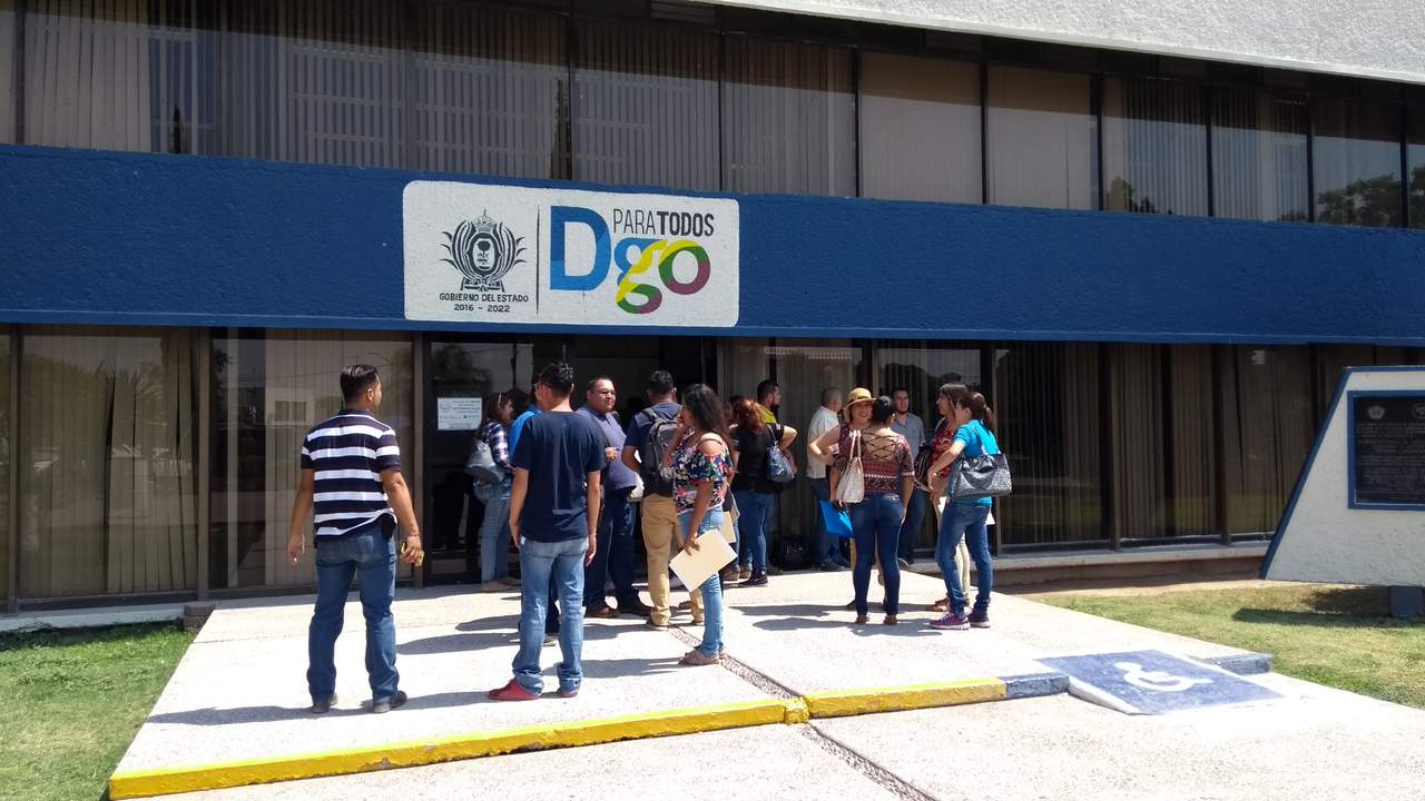 Los maestros acudieron a la Subsecretaría de Educación en Gómez Palacio. (EL SIGLO DE TORREÓN) 