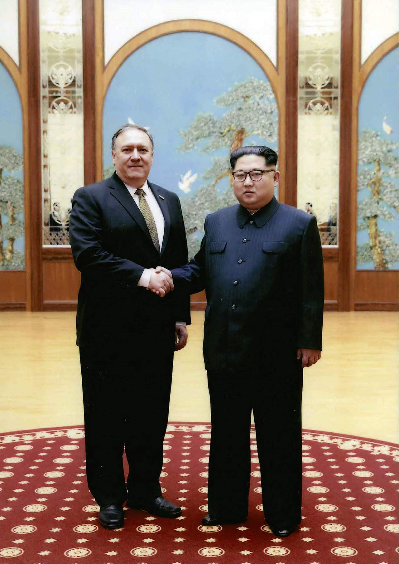 El presidente reveló que, cuando Pompeo viajó a Corea del Norte, 'no tenía previsto reunirse con Kim Jong-un', pero 'mientras estaba allí se hicieron los preparativos para que se dijeran hola'. (ARCHIVO)