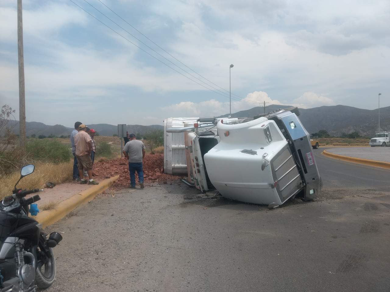 Se vuelca tráiler frente a la ciclopista de Lerdo