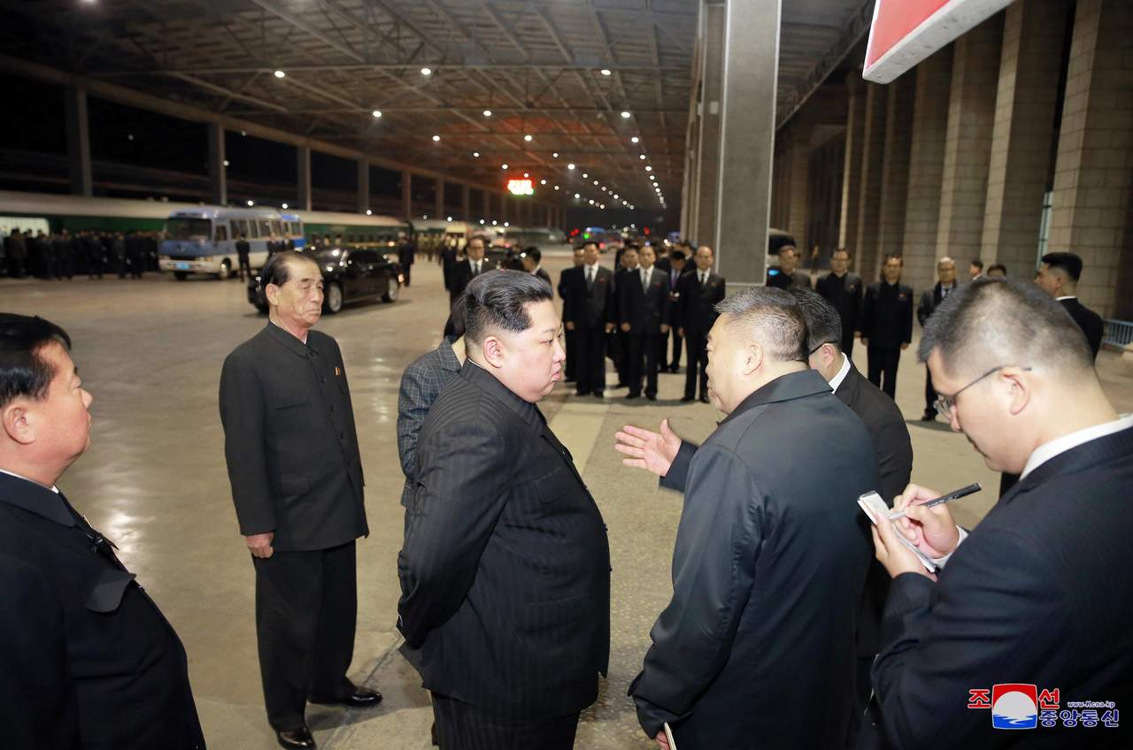 Kim 'mantendrá una discusión sincera con Moon Jae-in sobre todos los temas relacionados con la mejora de las relaciones intercoreanas y para lograr la paz, la prosperidad y la reunificación de la península coreana', según recoge la KCNA. (EFE)